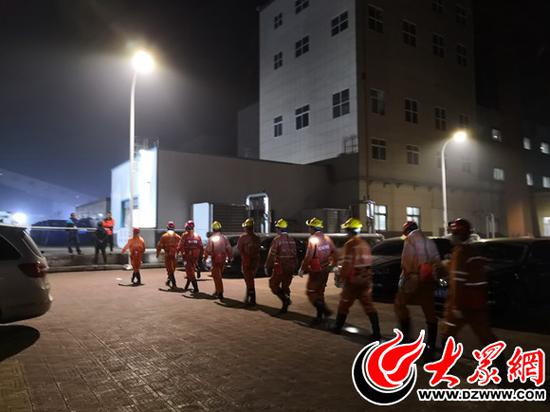 救援隊員整裝下井