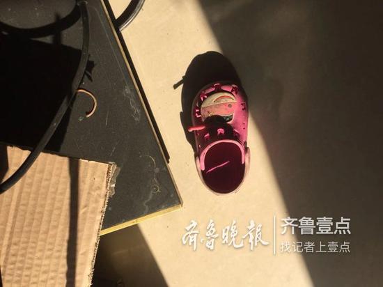 孩子脫落的鞋子