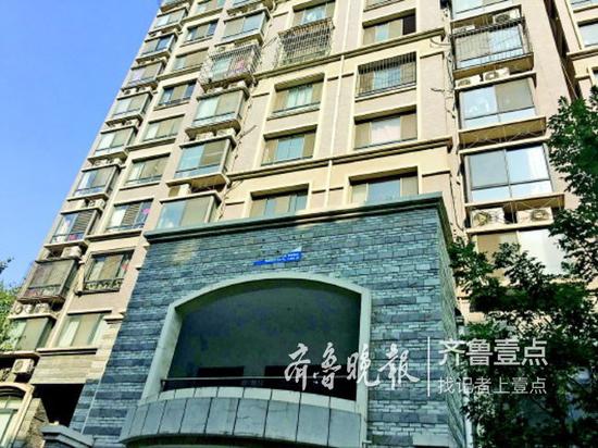 事發7樓一住戶,可以看到窗戶沒裝護欄。