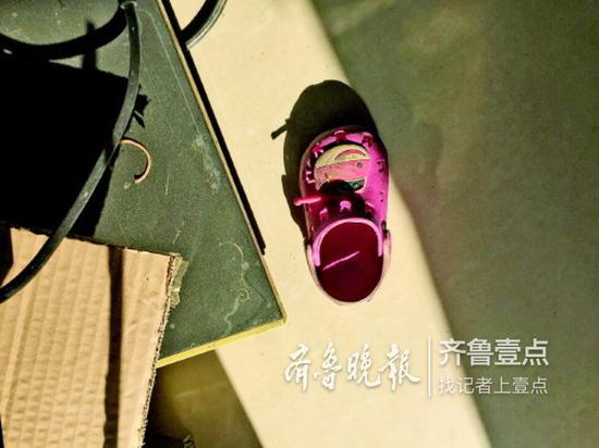 女童留下來的一只鞋子。