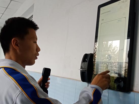 禁止手机进校园,山师附中给每个教室门口装上电话。 记者 尹明亮 摄