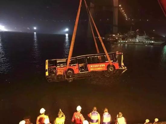 ?22路公交車10月31日晚被打撈出水