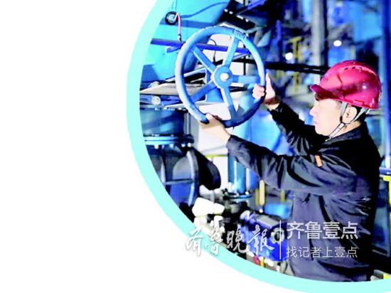 ▲熱力工作人員檢查供暖設備。
