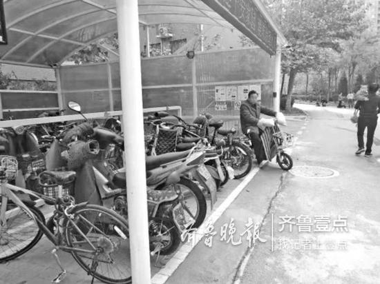 ◥鴻園小區(qū)的智慧車棚,大大方便了市民停車充電。
