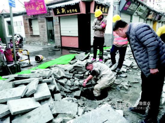11月9日,济南芙蓉街,石板已被撬开,施工人员开始挖掘下水道。 记者周青先摄