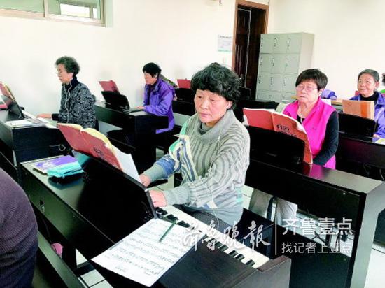 12日,山东老年大学的学员正在上钢琴课。 齐鲁晚报·齐鲁壹点记者 陈玮 摄