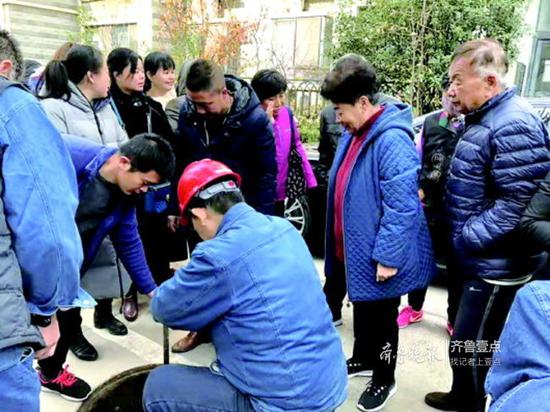 維修工人正在維修漏點(diǎn)。