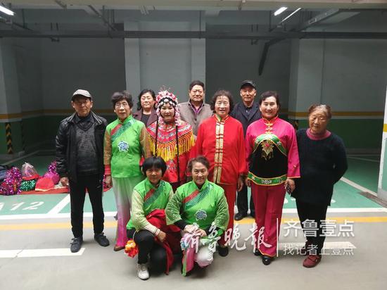 退休老兩口自費成立“千歲劇團”