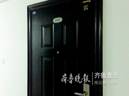 裝修公司新的注冊(cè)地址沒有任何標(biāo)識(shí),多次敲門無響應(yīng)。