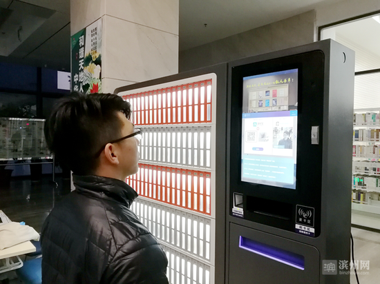 可以刷脸借书的嘉图智能信用借书柜。