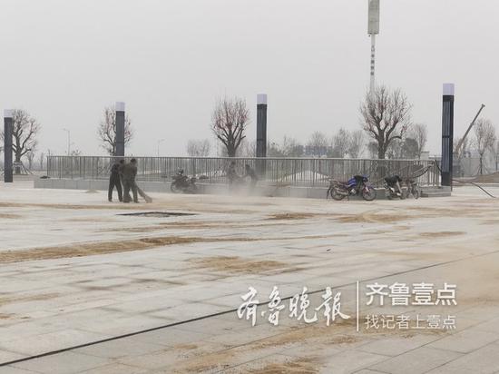 12月1日,工人清扫地面。