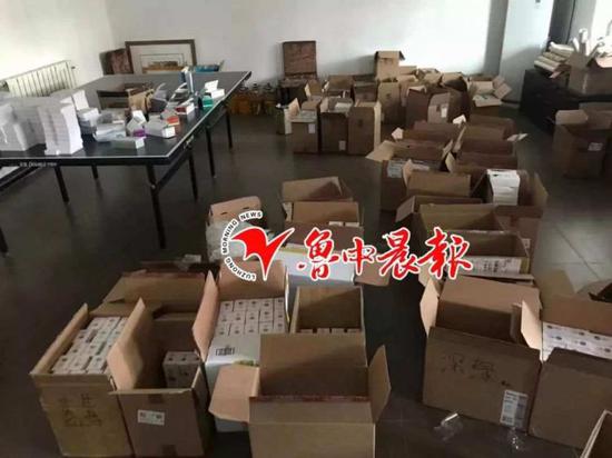 民警在倉庫內查獲一箱箱非法銷售的加熱不燃燒卷煙。