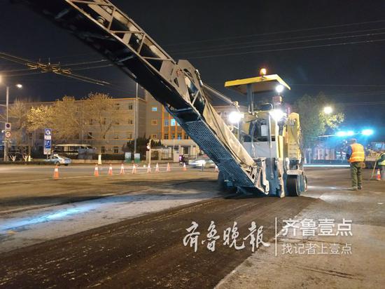 完工后將由交管部門施畫路線,安裝護欄,恢復原有的道路狀況和交通秩序。