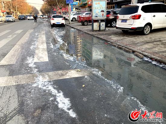 路面上冰水混合，道路泥泞