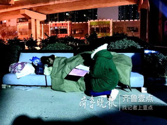 找到睡高架橋旁舊沙發的男子,救助員呂奕上前了解情況。