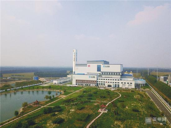 邹平市生活垃圾焚烧发电厂内亭台水榭、绿植成排。