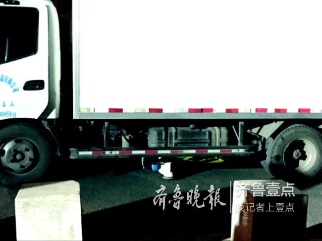 藍白相間的童車躺在了貨車下。 齊魯晚報·齊魯壹點記者 時培磊 攝