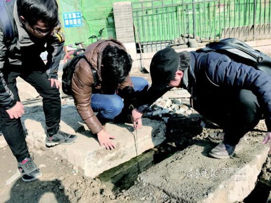 设计师测量泉水暗渠深度。