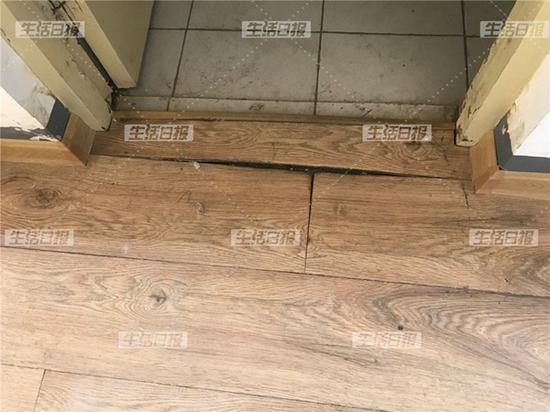 房内地板被弄坏