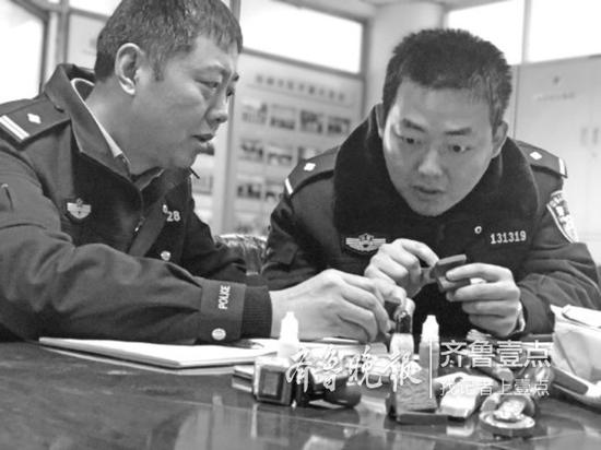 民警正在清點作案工具。