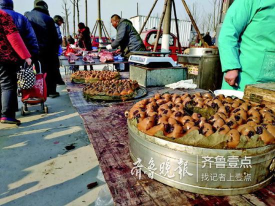 黃面窩窩現(xiàn)場(chǎng)蒸。