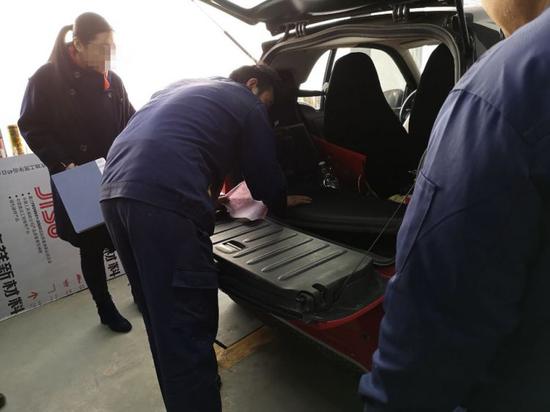 (车主在维修站进行过量空气系数检测。)