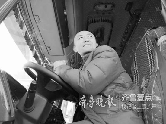 谷士清不时看向高速口,他希望能早点赶到内蒙古。齐鲁晚报·齐鲁壹点记者 王皇 摄