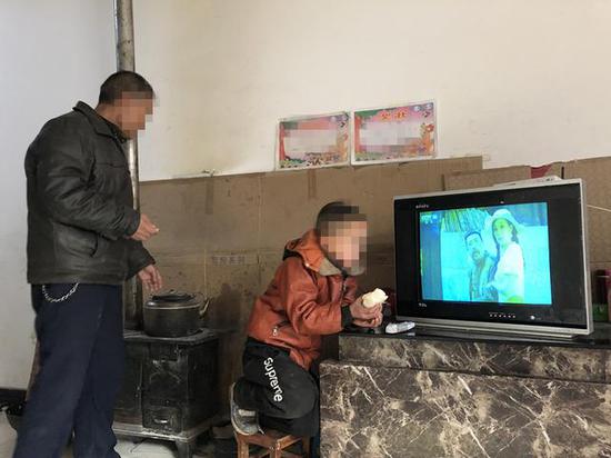 馬西西和孫子馬冉在看電視