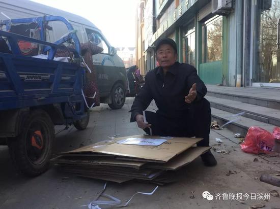 (收废品的过程中,孟垂华也不忘念上两句)