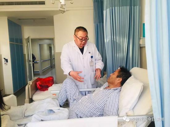 (薛建民的主治大夫李偉正在給他講注意事項)