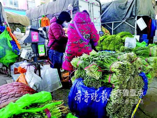 七里堡批發市場內商戶多數使用掃碼收錢。 齊魯晚報齊魯壹點記者 王皇 攝