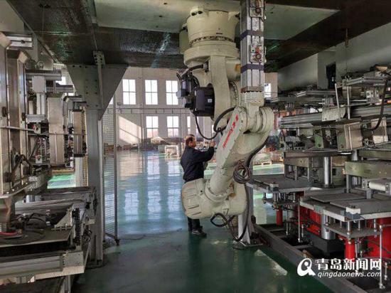 青島方冠剎車片自動化壓制生產線。