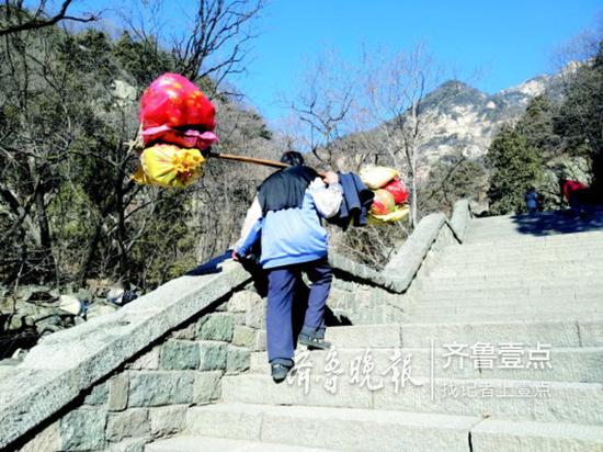 ◥在挑山工住所門前的一塊黑板上寫著“挑山工精神”。