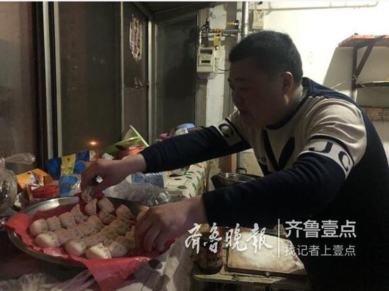 李玉佩收拾著妻子包的餃子。