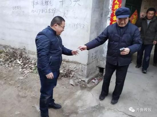 這是給村里原來的唯一一位醫生去拜年。