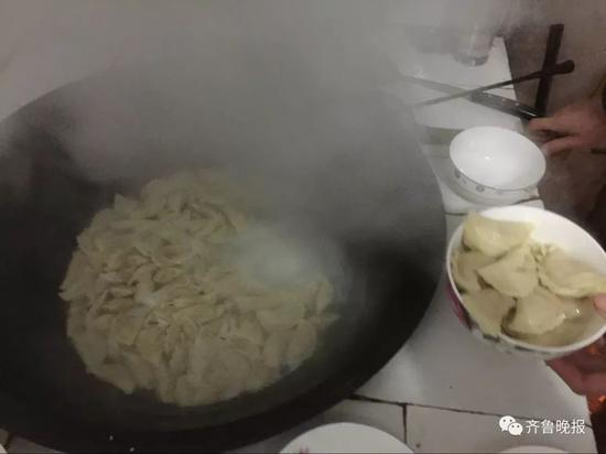 這是大年初一的餃子出鍋。