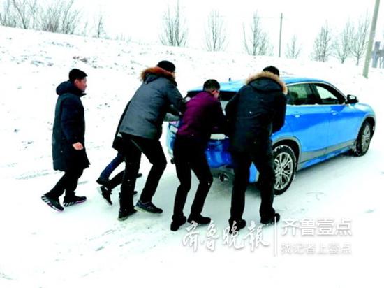 濟南新舊動能轉換先行區工作人員幫忙推車。 齊魯晚報齊魯壹點記者 王皇 攝