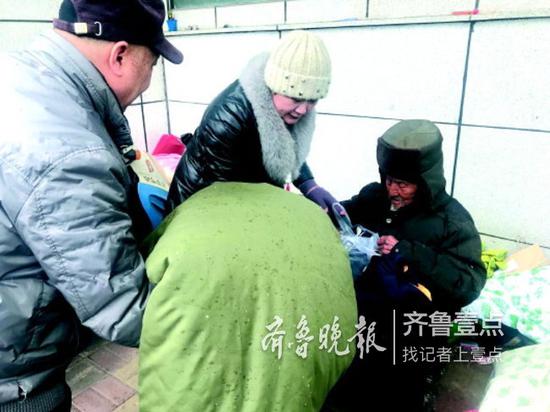 街头救助流浪老人。 齐鲁晚报齐鲁壹点记者 王杰 摄