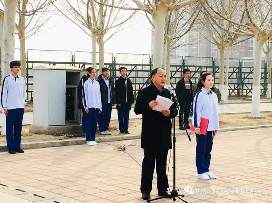 张宪臣发表国旗下的演讲