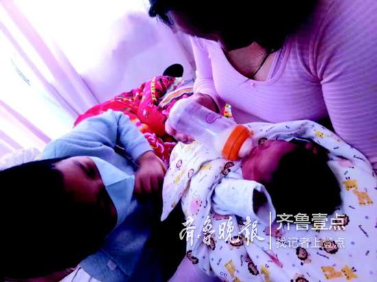 弟弟刚出生，杨星广就迫不及待地去看他