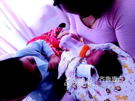 弟弟剛出生,楊星廣就迫不及待地去看他