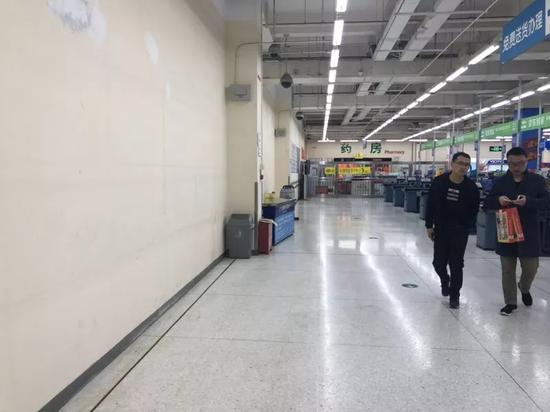 小店的工作人员说,这些店16号左右都撤走了,剩下的这几家月底也要走了。
