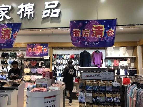 再看看下面这块空地，以前是卖床单修衣服的小店，现在都已经撤完了。