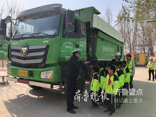 現(xiàn)場演示:車頭前也有死亡地帶