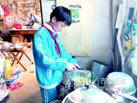 郭玉虎从6岁就开始下厨,包揽了家里的一日三餐。