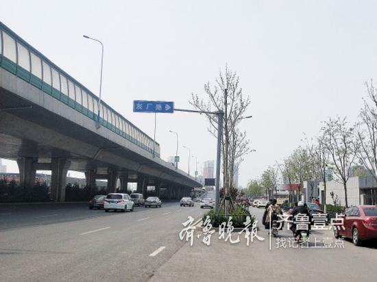 指示牌上寫著“灰廠路”。