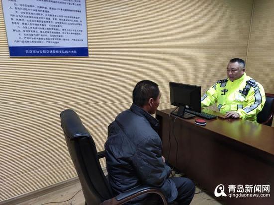 涉嫌醉駕的駕駛人馬某接受警方問詢。