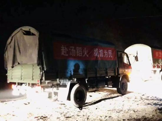 山路崎嶇 村民騎摩托送補給