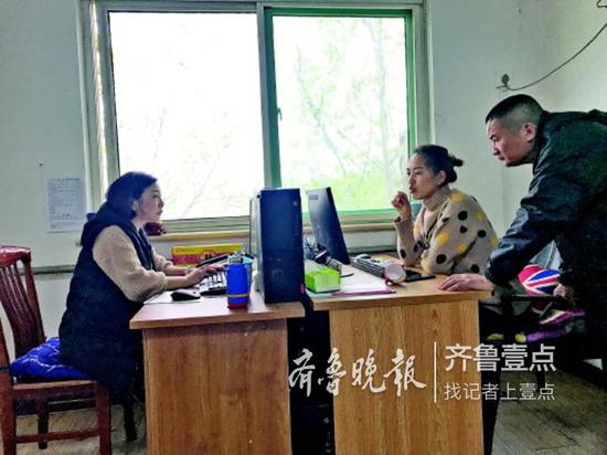◥物業管理辦公室的工作人員在處理12345的投訴問題.