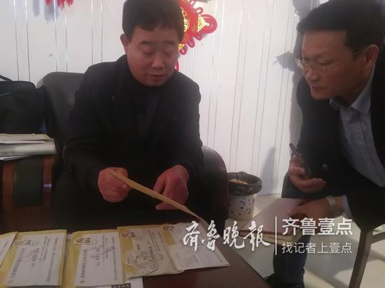 张景宪向记者介绍为烈士寻亲的过程。